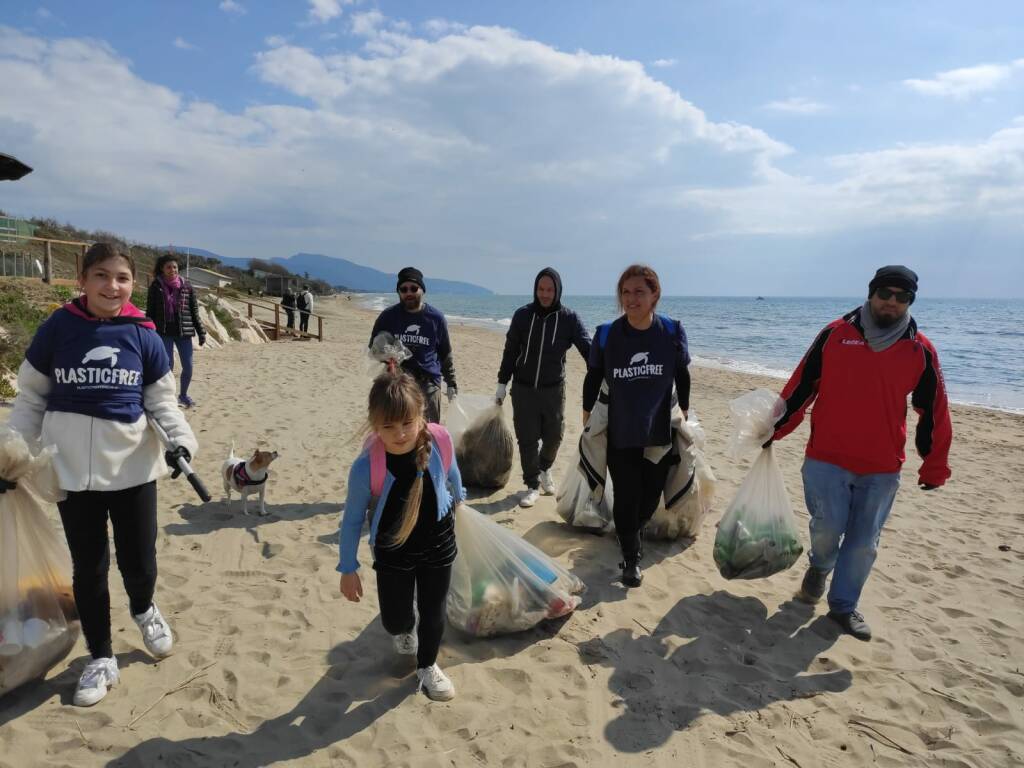 Fondi, i volontari di “Plastic Free” ripuliscono la spiaggia di Sant’Anastasia
