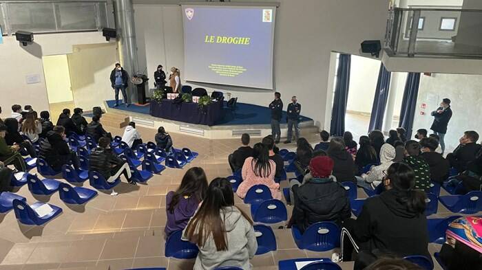 Lotta alle droghe e al cyberbullismo: la Polizia incontra gli studenti del Baffi di Fiumicino