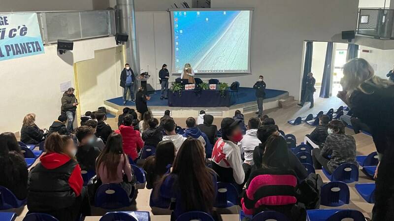 Lotta alle droghe e al cyberbullismo: la Polizia incontra gli studenti del Baffi di Fiumicino