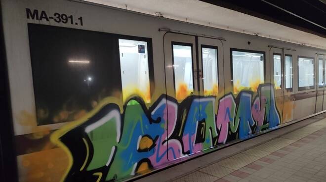 Roma-Lido, vandali in azione a Casal Bernocchi: imbrattato uno dei treni