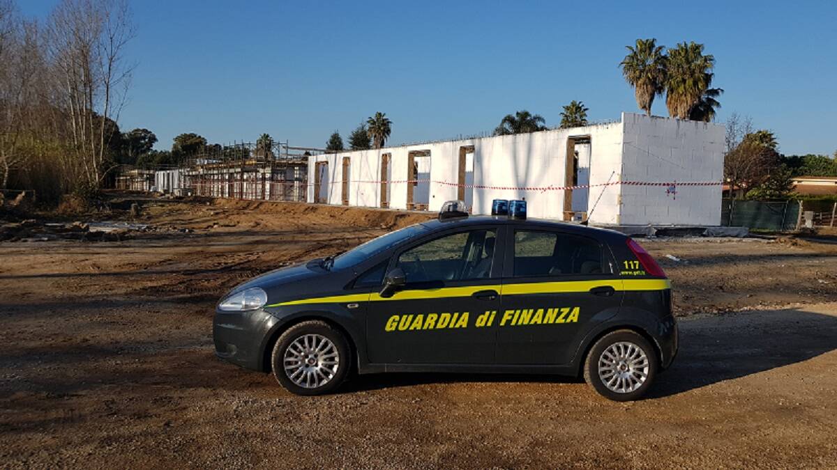 Terracina, villini abusivi su un’area destinata a verde pubblico: parte il sequestro