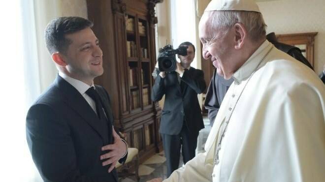 Zelensky telefona al Papa: “Al Pontefice ho raccontato gli orrori dei crimini russi”
