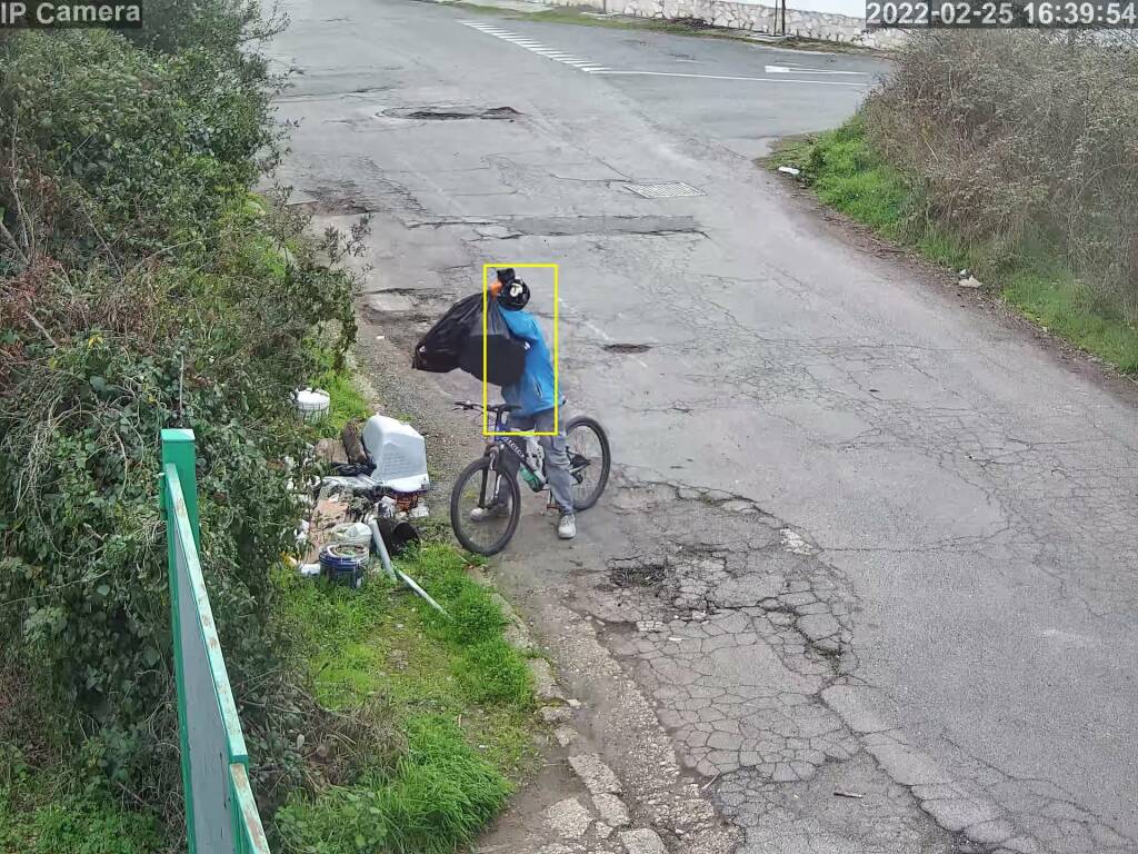 Fiumicino, in bici butta l’immondizia per strada: zozzone incastrato dalle fototrappole