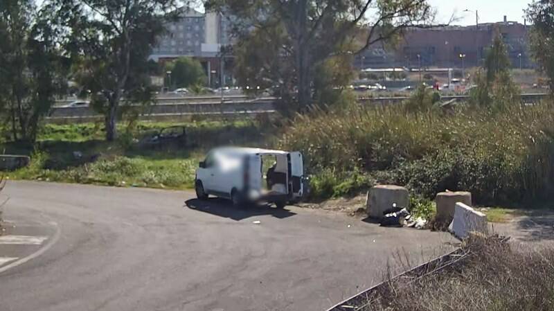 Fiumicino, col camioncino della ditta abbandona i rifiuti in strada: incastrato dalle telecamere