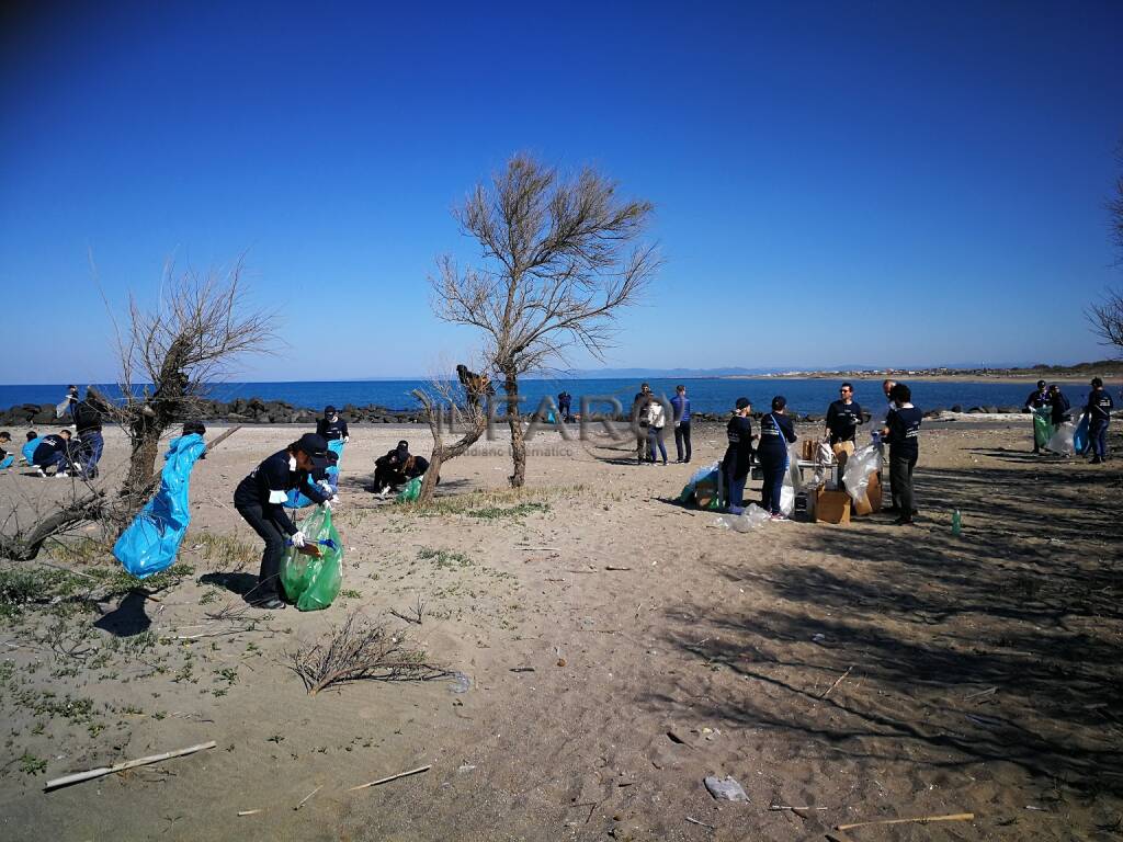 "Insieme per il bene del territorio": la spiaggia di Pesce Luna ripulita da AdR e Boeing
