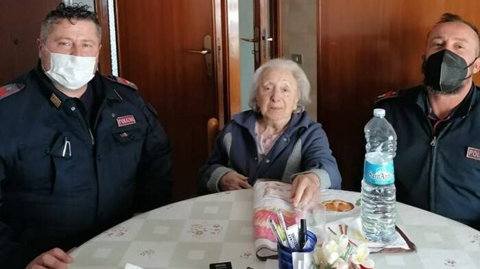 Gaeta, “Non posso cenare aiutatemi”: i poliziotti corrono e cucinano per l’anziana