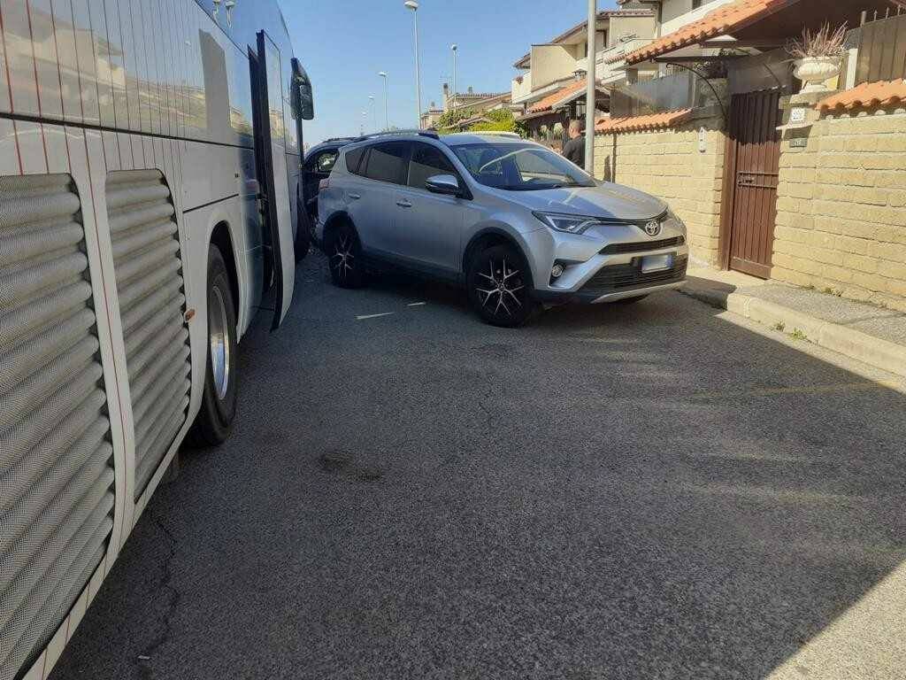 Ladispoli, gita da incubo per 44 studenti: pullman si schianta contro 4 auto in sosta