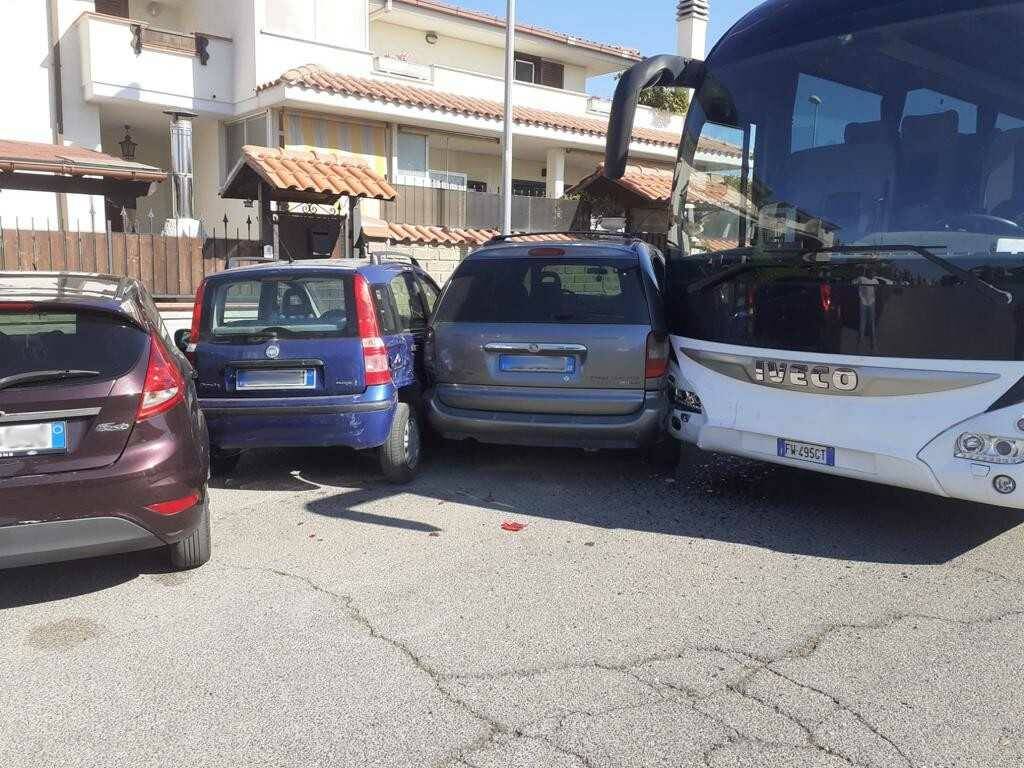 Ladispoli, gita da incubo per 44 studenti: pullman si schianta contro 4 auto in sosta