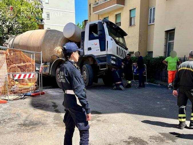 Roma, si apre una voragine nell’asfalto: “risucchiato” un camion