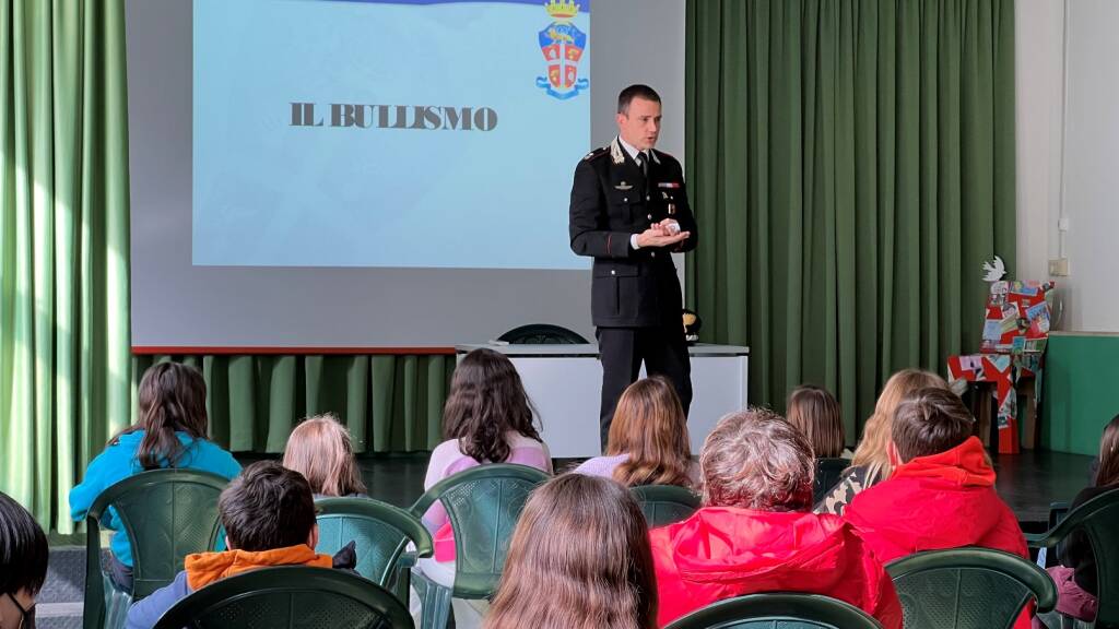 Roma, Carabinieri a scuola salgono “in cattedra” per parlare di bullismo