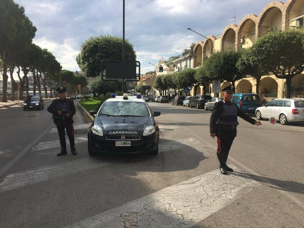 Gaeta, aggredisce l’ex moglie poi lancia una transenna contro i Carabinieri: arrestato