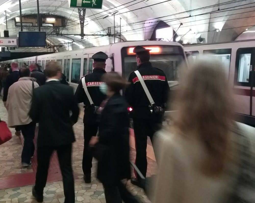 carabinieri in metro