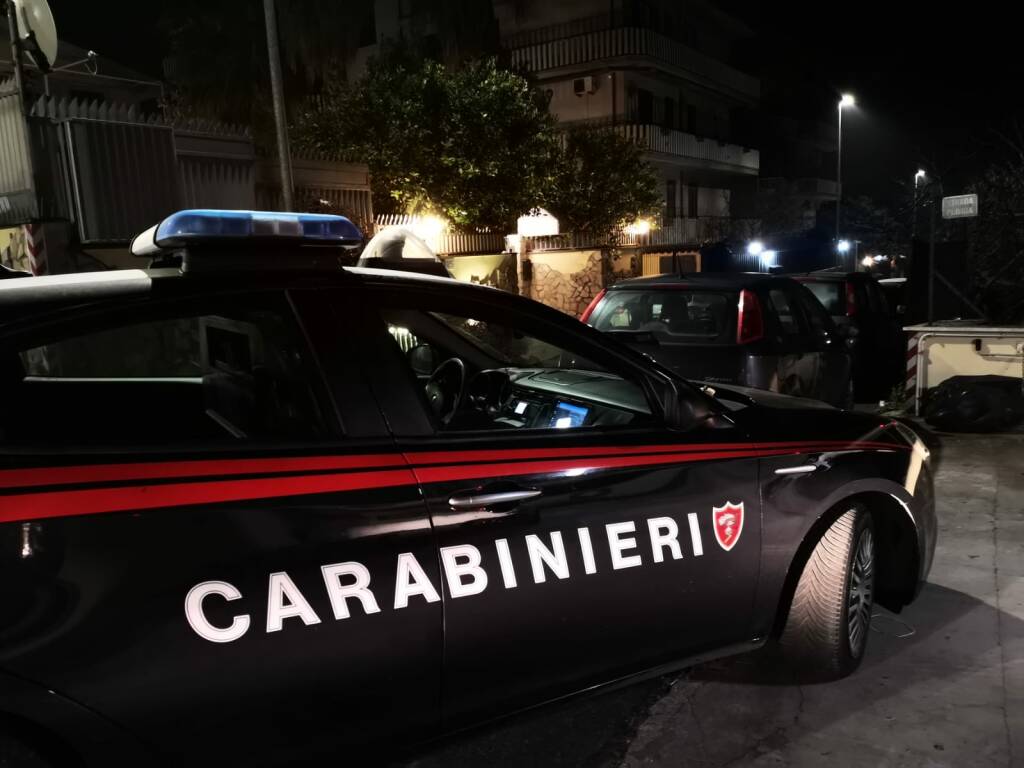 Roma, botte da orbi fuori al bar e spunta anche una pistola: 2 arresti per rissa