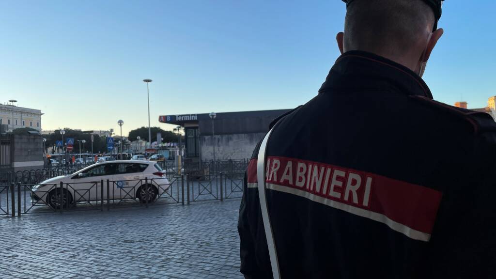 Roma, si scaglia contro i carabinieri impugnando un coltello: 36enne in manette