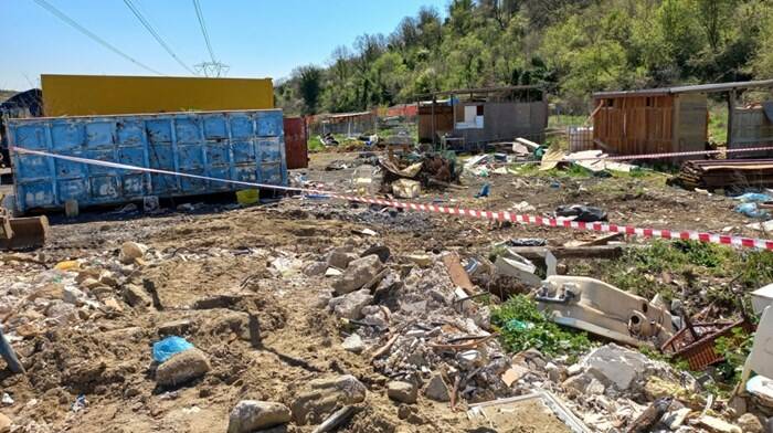 Degrado a Fiumicino, rifiuti speciali bruciati e interrati: sequestrata maxi discarica abusiva
