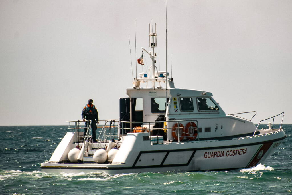 Yacht “fantasma” arenato sulla spiaggia di Fregene