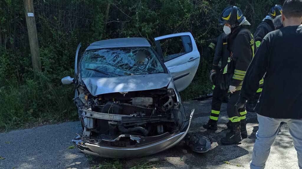 Ardea, auto si schianta contro un albero: ferita una ragazza di Colle Romito