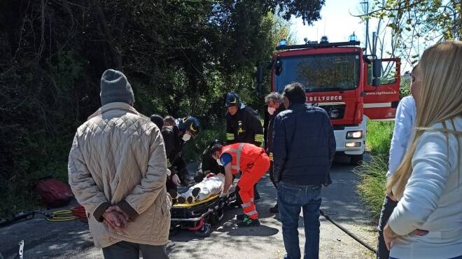Ardea, auto si schianta contro un albero: ferita una ragazza di Colle Romito