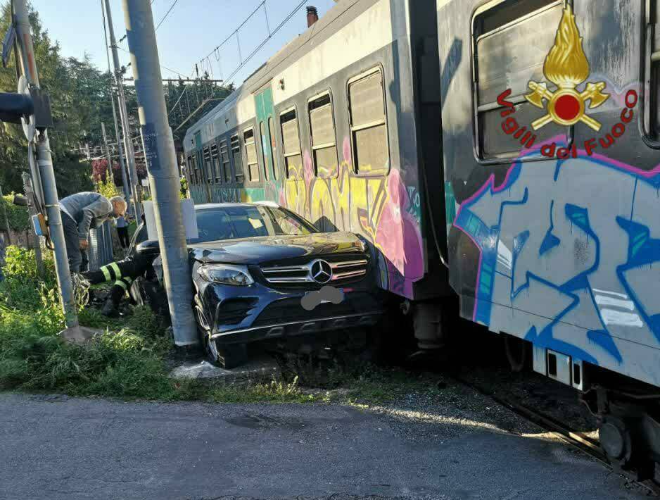 Scontro auto-treno al passaggio al livello: interrotta la circolazione sulla Roma-Viterbo