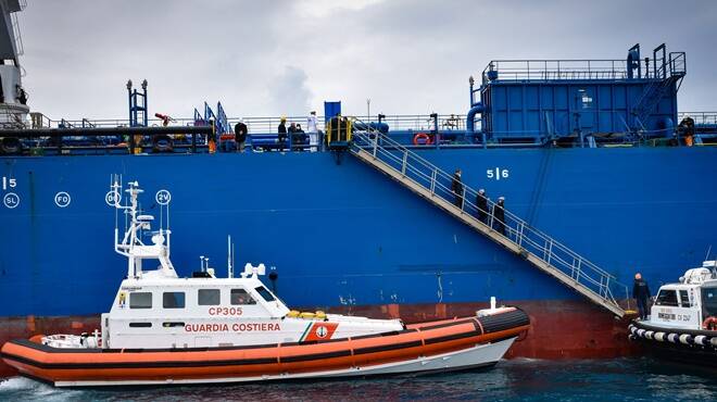 Civitavecchia, l’abbraccio delle istituzioni unite ai marinai ucraini