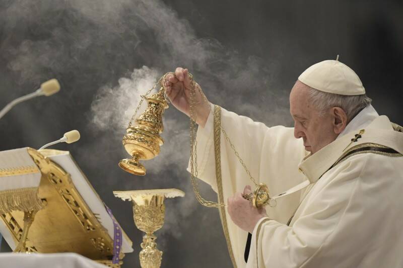 Messa in rito antico, Papa Bergoglio: si celebra solo con l’autorizzazione del Vaticano
