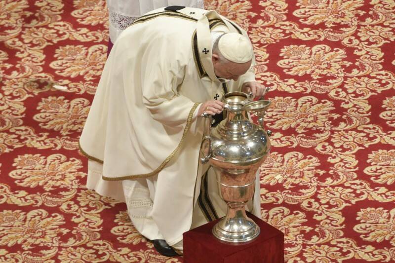 Messa Crismale, il Papa mette in guardia i preti: “Attenti a queste tre idolatrie: allontanano da Dio”