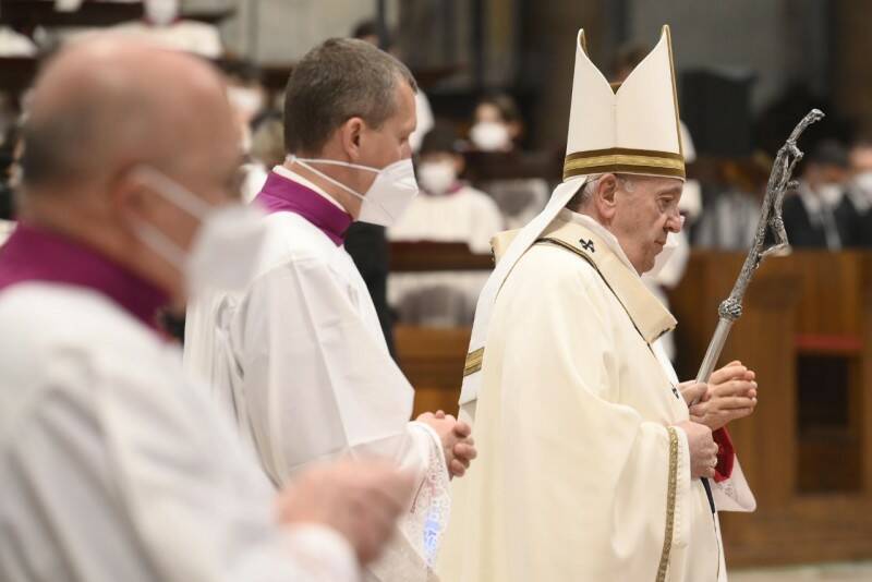 Messa Crismale, il Papa mette in guardia i preti: “Attenti a queste tre idolatrie: allontanano da Dio”
