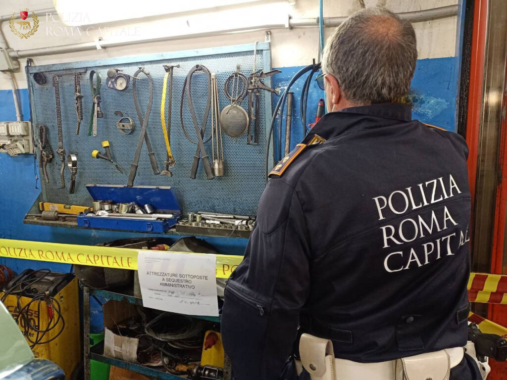 Roma, smaltiva rifiuti pericolosi nella sua officina abusiva: sequestro, denuncia e multa