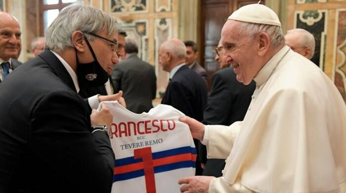 Papa Francesco elogia lo sport: “Prepara a non cadere nella tragedia della guerra”