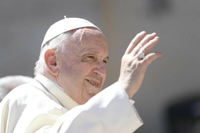 Il Papa ai cattolici Lgbt: “Dio non rinnega nessuno. Una Chiesa selettiva sarebbe una setta”