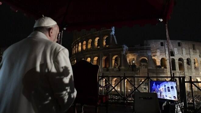 Troppo freddo: il Papa rinuncia alla Via Crucis al Colosseo