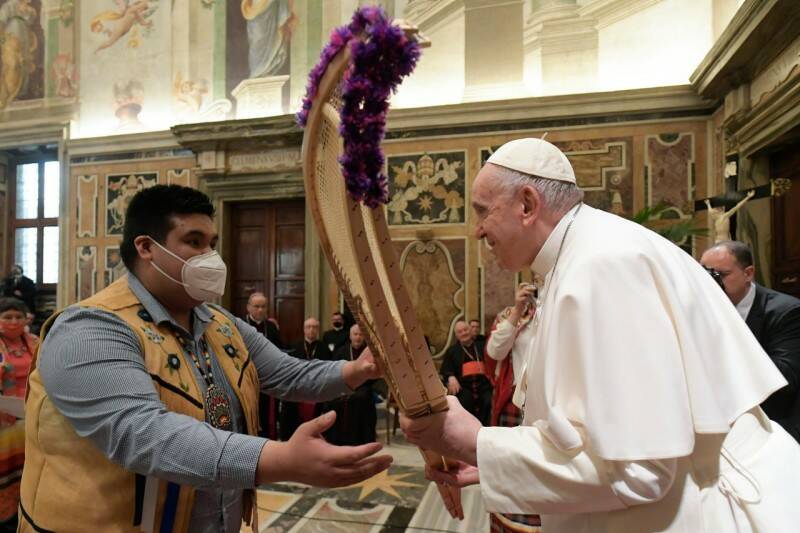 Violenze e abusi dei cattolici in Canada, il Papa agli indigeni: “Una vergogna, chiedo perdono”