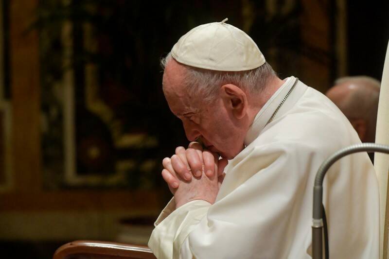 Violenze e abusi dei cattolici in Canada, il Papa agli indigeni: “Una vergogna, chiedo perdono”