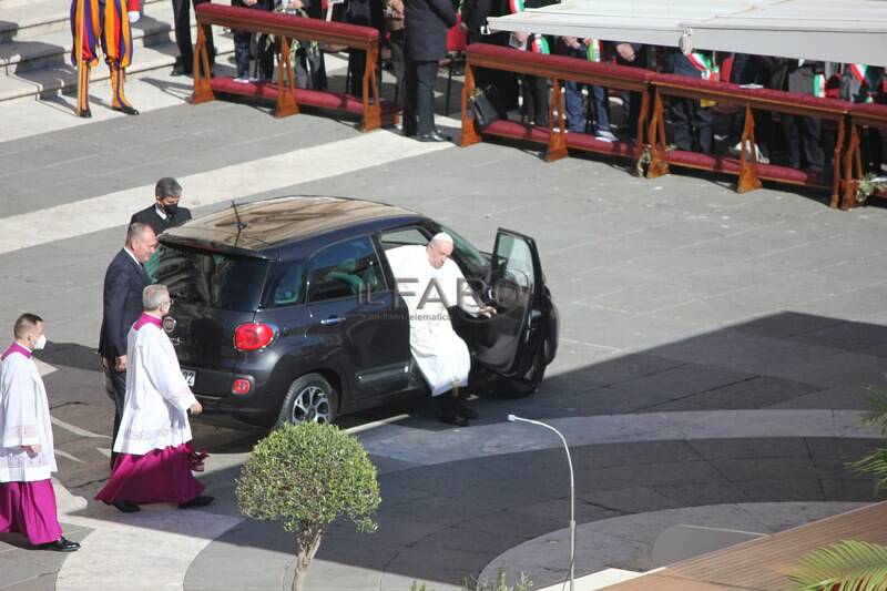 Il dolore al ginocchio persiste: il Papa arriva in auto fin all’altare