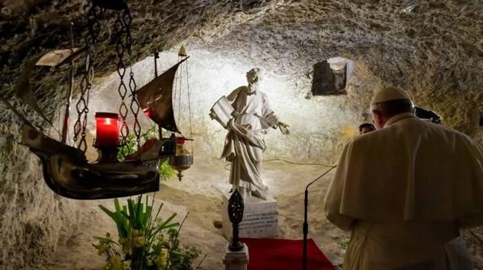 Malta, la preghiera del Papa nella grotta di San Paolo: “No a parole vane sull’accoglienza”