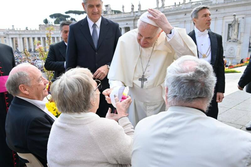 Papa Francesco: “Onorare il padre e la madre è riconoscere la dignità degli anziani”