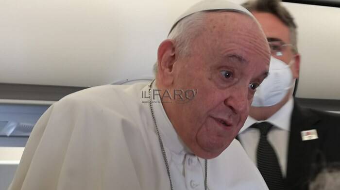 Papa Francesco: Angelus “volante” e preghiera per i nonni sull’aereo che lo porta in Canada