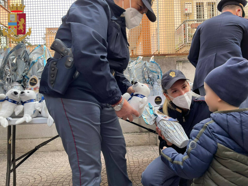 Uova di cioccolato e giochi: il regalo dei poliziotti romani ai bimbi ucraini in fuga dalla guerra