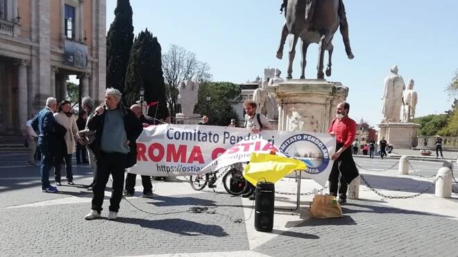 Roma-Lido, i pendolari “assediano” il Campidoglio. Ma nessuno li riceve