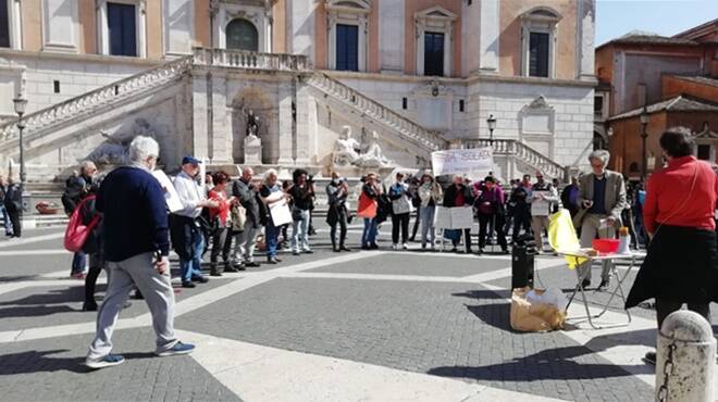 Roma-Lido, i pendolari “assediano” il Campidoglio. Ma nessuno li riceve