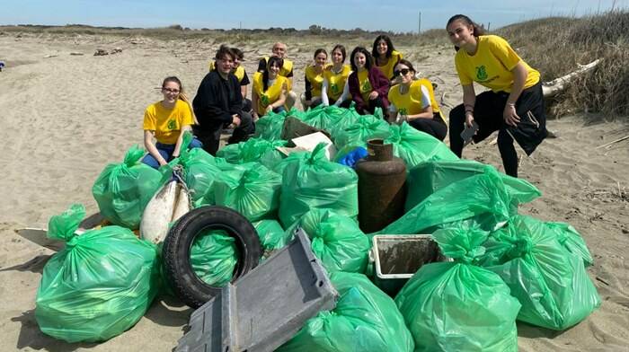 Fiumicino, volontari all’opera per la pulizia delle spiagge della Riserva Statale del Litorale Romano