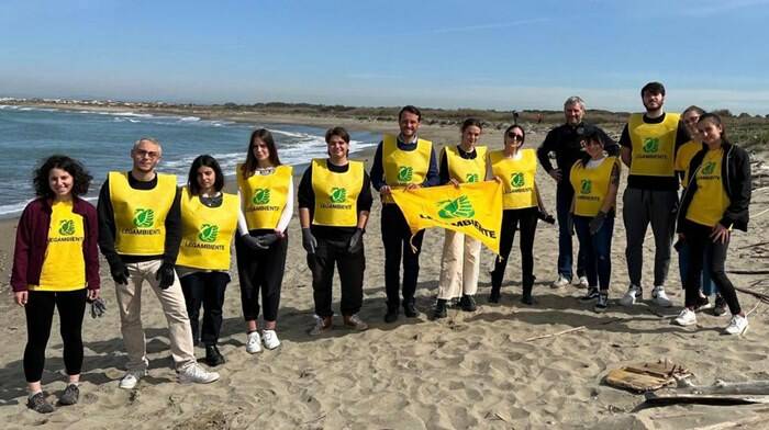Fiumicino, volontari all’opera per la pulizia delle spiagge della Riserva Statale del Litorale Romano