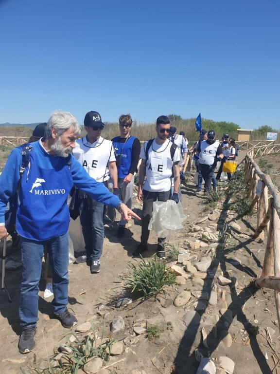 Ladispoli, volontari di Marevivo al lavoro per ripulire Torre Flavia: raccolti 22 chili di rifiuti
