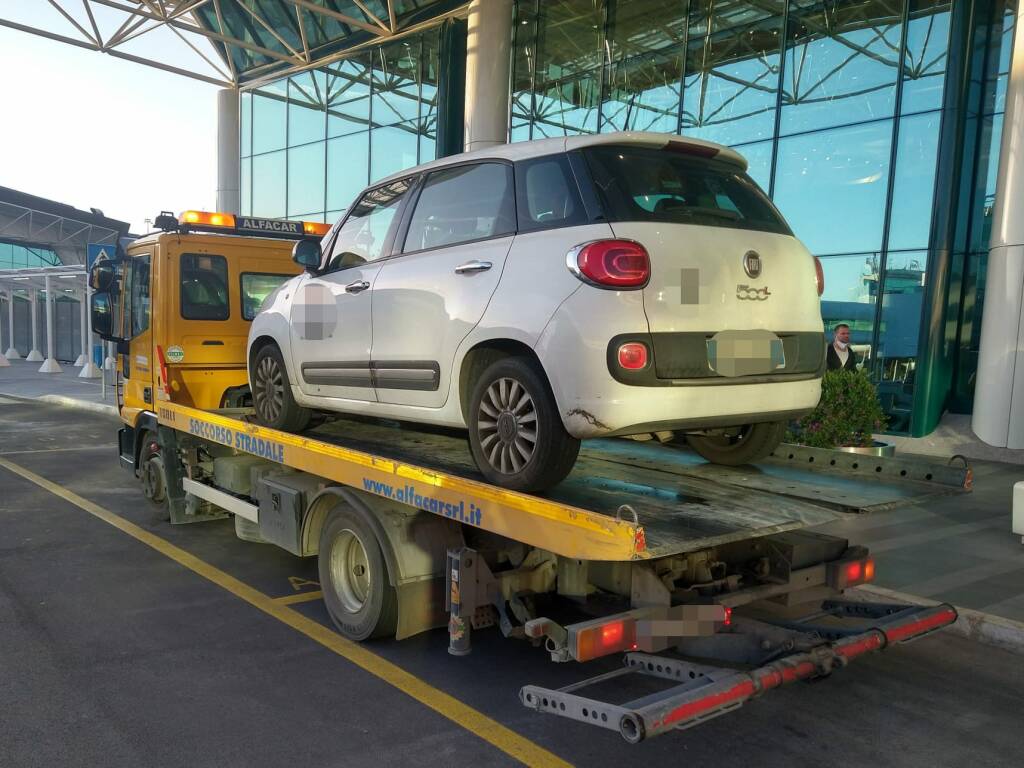Fiumicino, in aeroporto con il taxi senza assicurazione: scatta il sequestro
