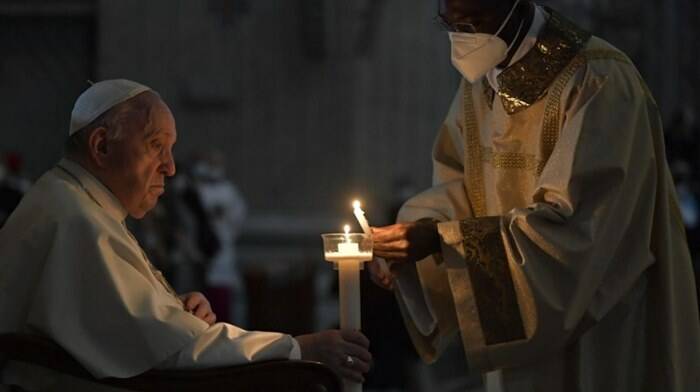 Veglia Pasquale, Francesco: “Nella notte della guerra il Risorto brilla più forte delle scie di morte”