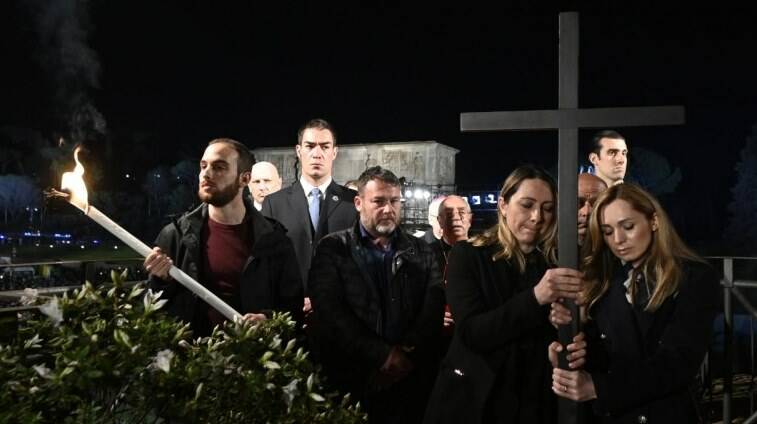 “Siete fratelli, stringetevi la mano”: l’appello per la pace di Papa Francesco alla Via Crucis