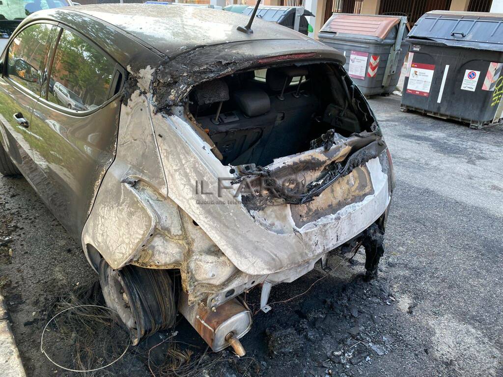 Auto e moto date alle fiamme: in manette il piromane incubo di Ostia