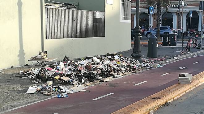 Ostia, vandali incendiano la bancarella dei libri di piazzale Magellano