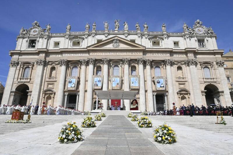 Il Papa proclama 10 novi santi: “Combattevano il cancro dell’indifferenza. Imitiamoli”