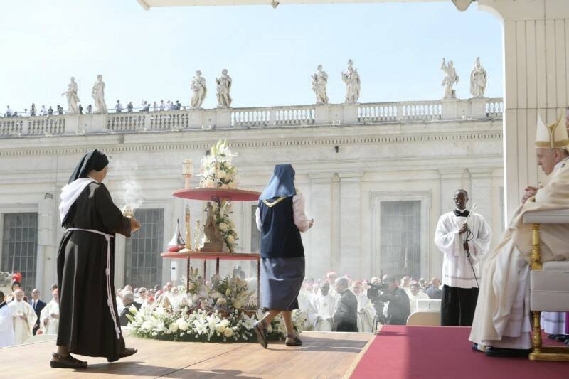 Il Papa proclama 10 novi santi: “Combattevano il cancro dell’indifferenza. Imitiamoli”
